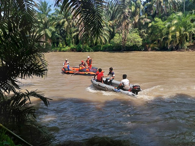 Kapolsek Bandar Khalifah Pimpin Pencarian Warga Hanyut Terseret Arus Sungai