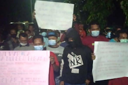 Aksi Warga Desa Munggugebang, Benjeng, Gresik Menolak Pelantikan Perangkat Desa