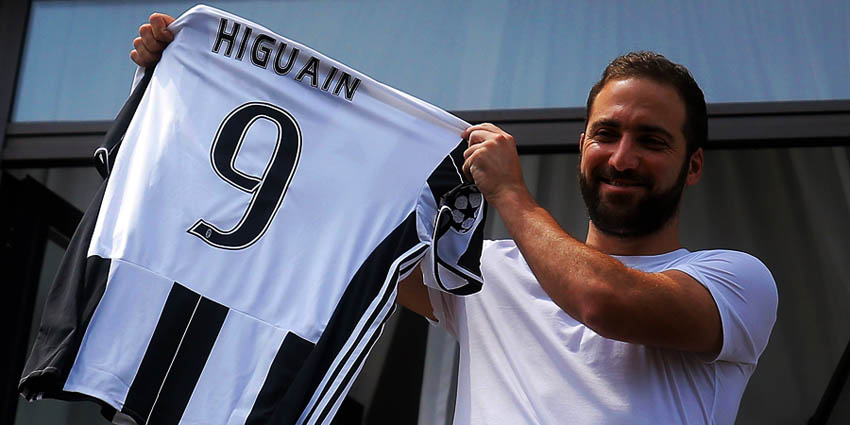 Gonzalo Higuaín ficha por la Juventus y enseña su camiseta con el dorsal 9