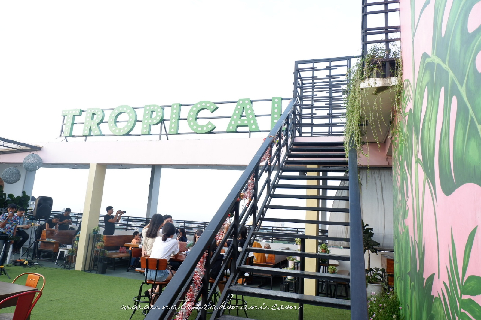 TROPICAL ROOFTOP - CAFE GAYA BARU KOTA MEDAN ( Deli Hotel) / Natrarahmani