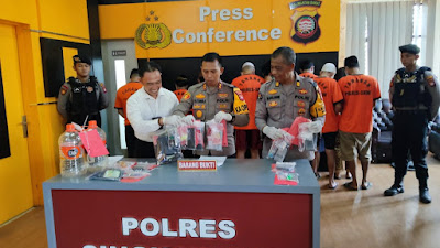 Kapolres Singkawang Pimpin Press Conference Pengungkapan Kasus Narkotika Sepanjang Bulan Maret  2024 di Kota Singkawang