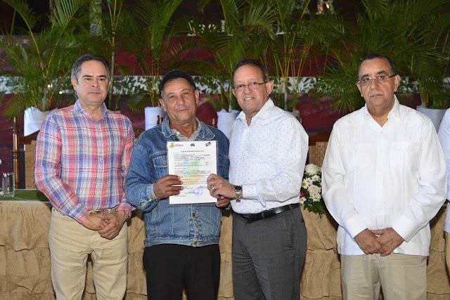 Ministerio de Medio Ambiente entrega certificados de plantación y derecho a corte  en San José de Las Matas