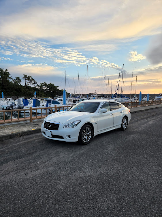 フーガの殿下搭乗艦・最高の日産をあなたに・写活の秋に関するカスタム事例の投稿画像1枚目