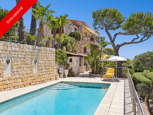 Prestige apartment / penthouse for sale in Villefranche-sur-Mer (06230) - Neighborhood Col de Villefranche - House with pool and lush garden