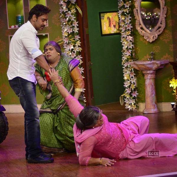 Ajay Devgn and Kareena Kapoor promote Singham Returns on the sets of the show Comedy Nights With Kapil, in Mumbai.   (Pic: Viral Bhayani)