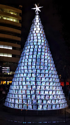 Roppongi Hills Christmas Tree changes lighting color from the Snow and White theme to Candle and Red theme