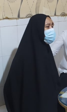 Wanita Berkerudung Hitam Pecahkan Kaca SPKT Polres Siantar