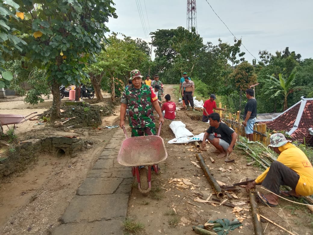Babinsa dan Masyarakat Bekerja Sama Gotong-royong Perbaiki Jalan Rusak di Desa 
