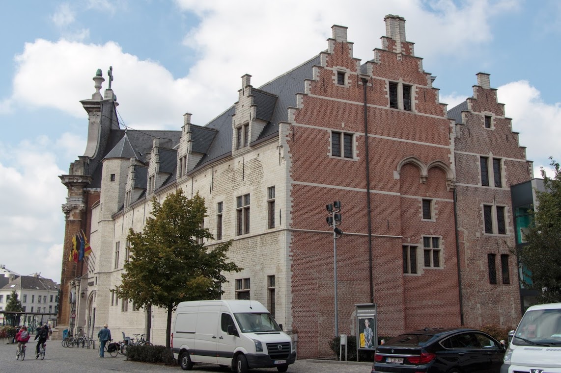 Paleis van Margareta van York, thans stadsschouwburg