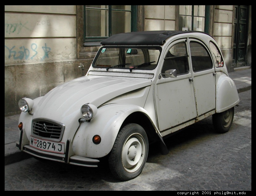 파일:external/philip.greenspun.com/citroen-2CV.half.jpg