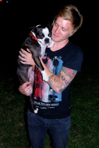 guys pets 11 Afternoon eye candy: Guys with animals! (25 photos)