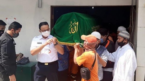 Gubernur Anies Ikut Tandu Keranda Jenazah Petugas PPSU Korban Tabrak Lari di Kelapa Gading 