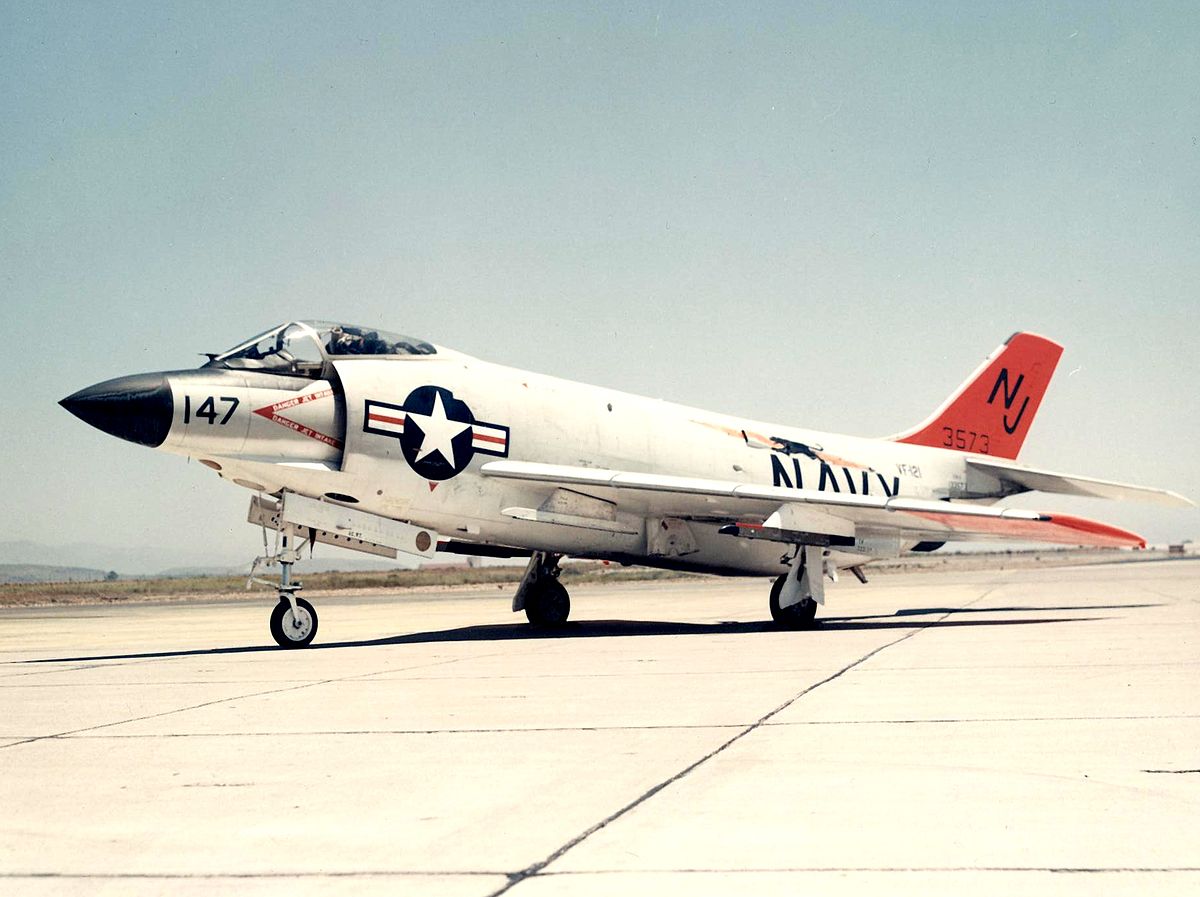 파일:external/upload.wikimedia.org/1200px-F3H-2_Demon_of_VF-121_parked_c1956.jpg