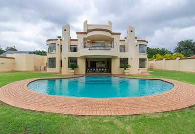 Maison avec piscine et jardin 15