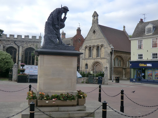 CIMG7967 War Memorial and Cromwell Museum, Huntingdon