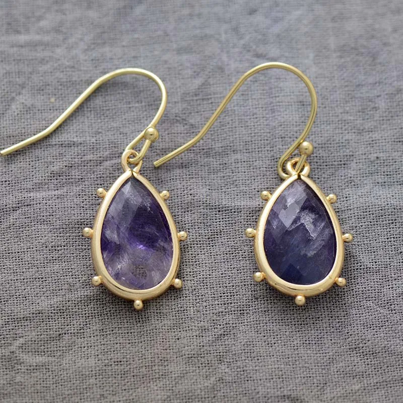 Boucles d'oreilles femme minimalistes goutte d'eau en pierre naturelle de cristal. Élégance discrète, légèreté et beauté naturelle pour toutes occasions.