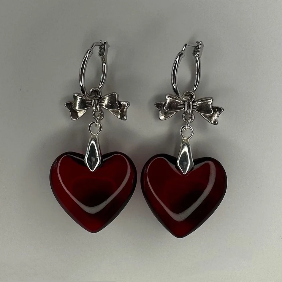 Donkere strik hart oorbellen voor dames, Net Red stijl, perfect voor een trendy look. Deze oorbellen zijn een geweldige accessoire voor elke outfit.