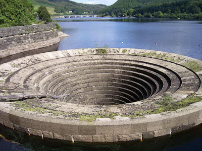 Spillway, Lubang Air Raksasa di Dalam Bendungan Ladybower-plughole