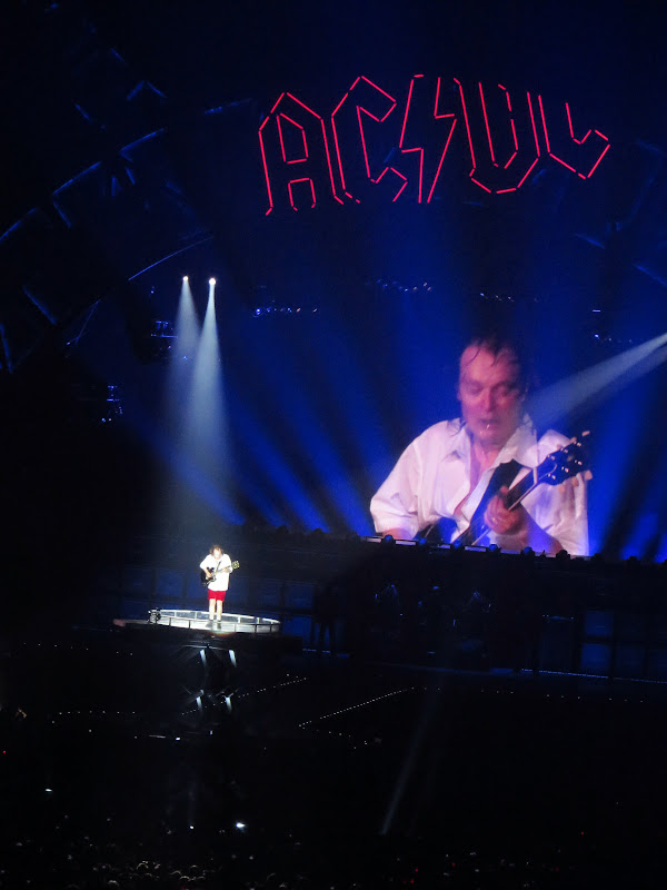 Ronald Says - memoirs of a music addict: On Stage: AC/DC