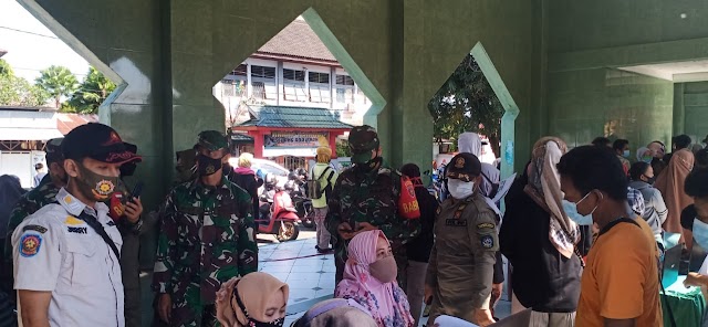 Patroli Pengurusan Bantuan UMKM Warga, Personel Kodim 0908/Bontang Bersama Satpol PP Berikan Imbauan Protokol Kesehatan