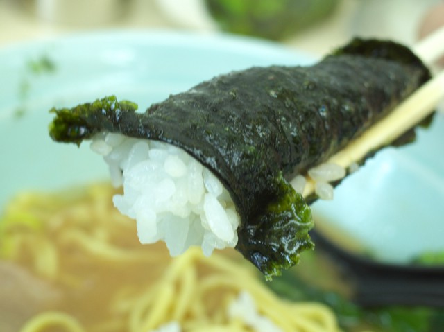 海苔で巻いた御飯とラーメン