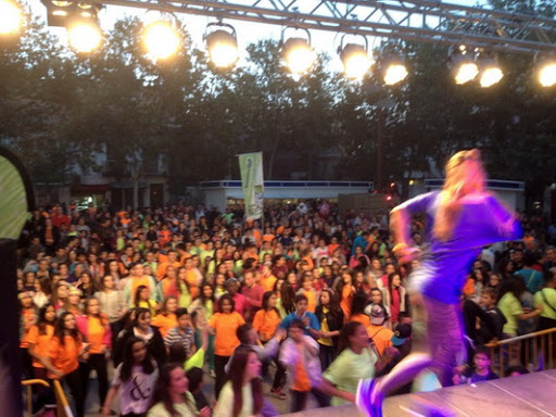 Más de 1.000 participantes bailaron zumba y corrieron una milla en la ‘Carrera Familiar Nocturna’ de Objetivo 0,0 en Getafe