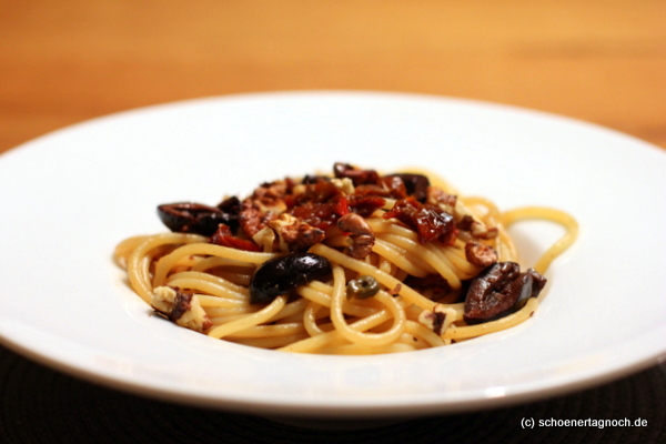 Pikante Walnuss-Spaghetti mit Kapern und Oliven - Schöner Tag noch!