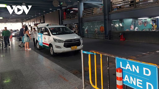 Thu phí taxi sân bay: Cần hài hòa lợi ích và nhiệm vụ - Ảnh 3. Thu phí taxi sân bay: Cần hài hòa lợi ích và nhiệm vụ - Ảnh 3.