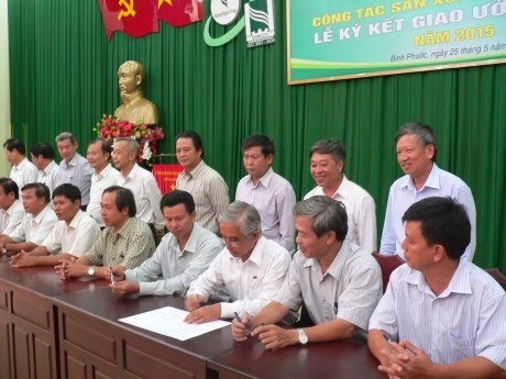 Cùng ngày Công đoàn Công ty đã phát động thi đua thực hiện kế hoạch SXKD năm 2015. Trong ảnh: các đơn vị cơ sở ký kết giao ước thi đua