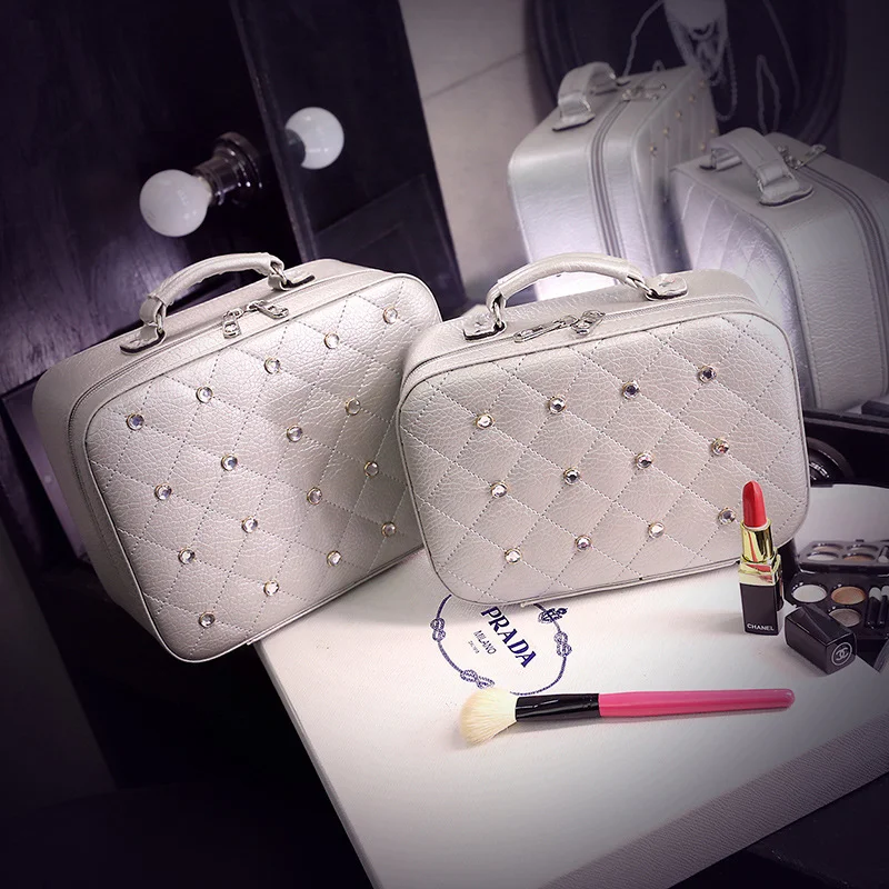 Elegante beauty case di lusso con pochette cosmetica diamantata in PU, portatile, perfetta per viaggi e conservazione chic.