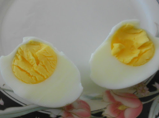 I cut this egg while still hot just for the picture I found the yolks to be very creamy texture after the eggs cooled