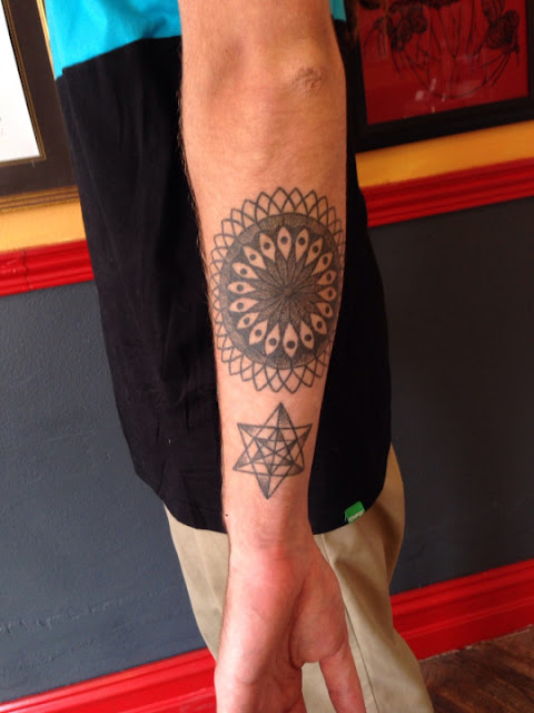 Mandala desenho de tatuagem no cotovelo para caras