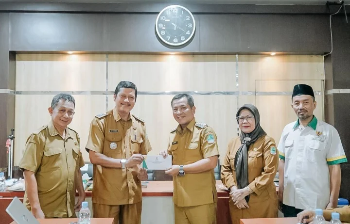 Foto : Plt Bupati Karawang Aep Saepulloh Distribusikan BAAS Tahap 4