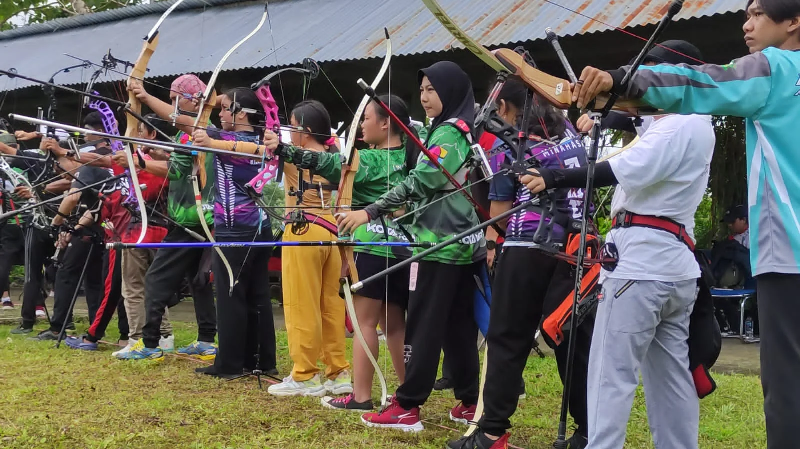 Kegiatan latihan panahan yang dilaksanakan dengan total peserta mencapai 93 orang ini terbagi menjadi 4 Divisi diantaranya, Divisi Recurve, Compound, Barebow dan Panahan Tradisional. (Foto istimewa)