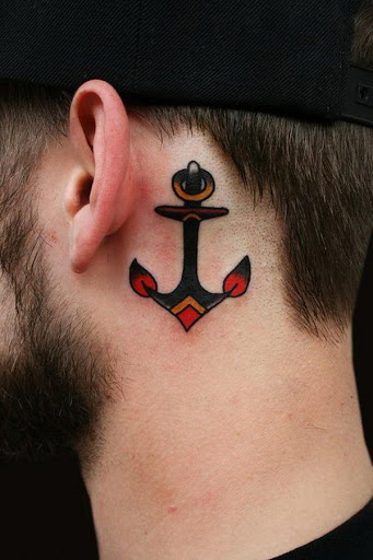 Elegante ancora tatuagens de desenhos por tras da orelha, ideias para homens
