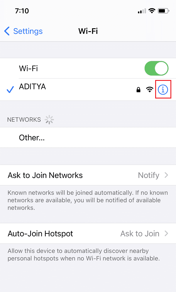 Appuyez sur l'icône bleue à côté du réseau Wi-Fi que vous utilisez actuellement