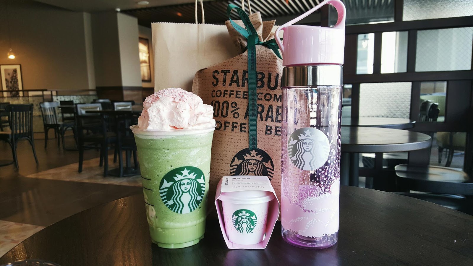 Blossom edition. Старбакс Корея лнкорауия. Подставка Сакура Старбакс. Чашка Starbucks Корея. Старбакс Весенняя коллекция Корея.