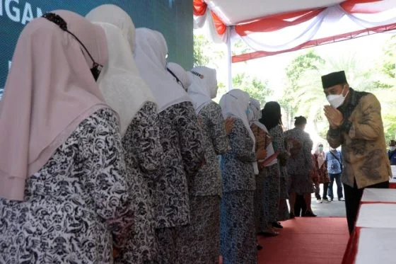 Warga Surabaya Langsung Dapat Akta Kelahiran Tanpa ke Dispendukcapil