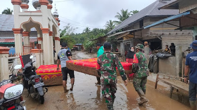 Anggota Kodim 0102/Pidie Bantu Pembersihan Sisa Banjir Di Tangse