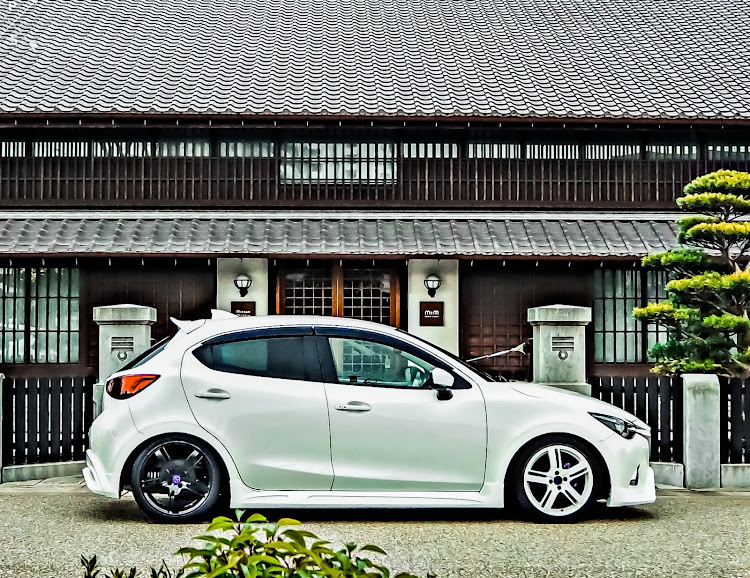 デミオのコロナが早く終息しますように・目指せPickUpCars・ドライブ・ミツカンの建物とコラボ！・いそやさんのいちご大福に関するカスタム事例の投稿画像5枚目