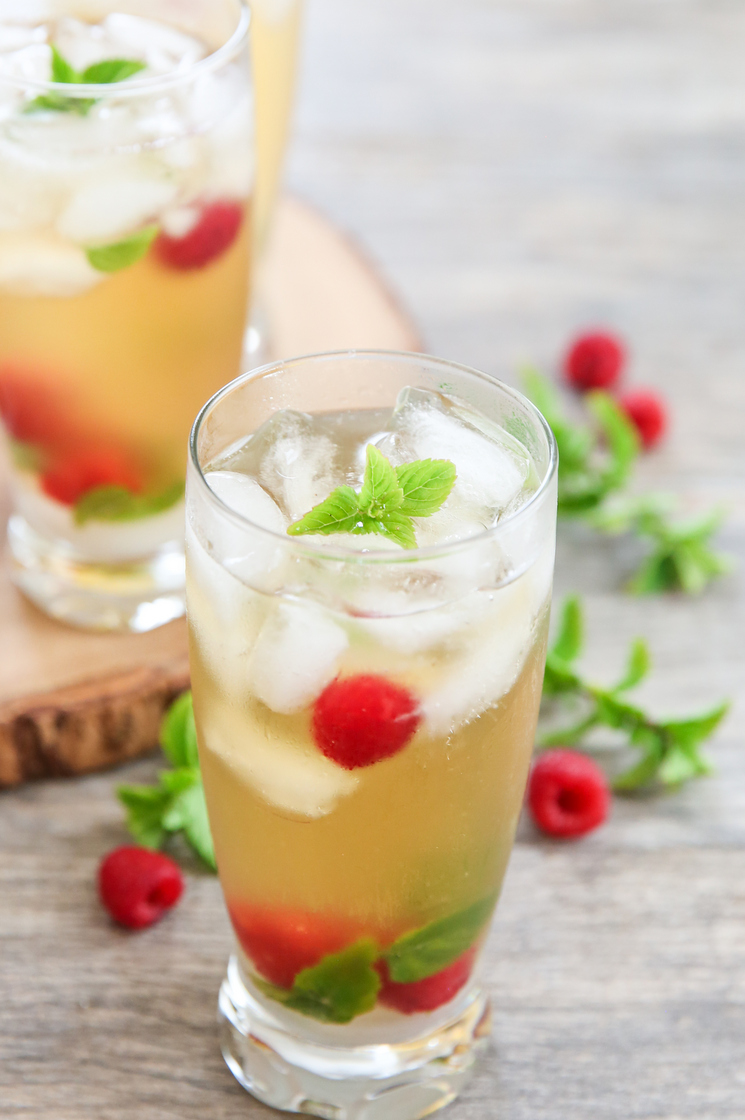 photo of one glass of Iced Green Tea Mojitos