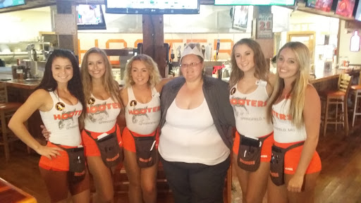 American Restaurant «Hooters», reviews and photos, 2110 E Independence St, Springfield, MO 65804, USA