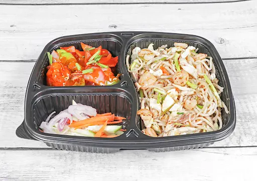 Veg Hakka Noodles With Chilli Chicken [2 PIeces]