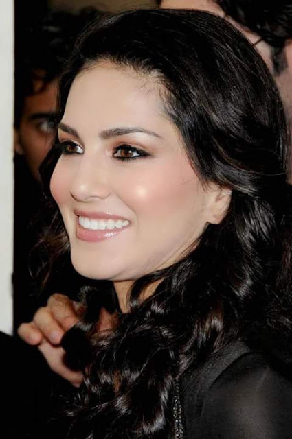 Sunny Leone Sweet Smile Pictures 