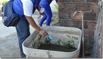 Aplicando larvicida em reservatórios de água