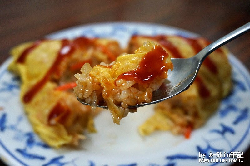 夜夜見來蛋包飯|忠孝夜市美食之一：夜夜見來蛋包飯，意思就是每天都看到你來吃蛋包飯~超有趣的店名。