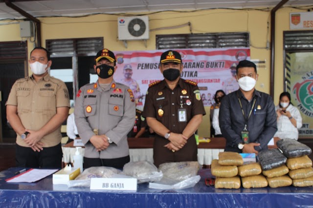 KAPOLRES PEMATANGSIANTAR PIMPIN PEMUSNAHAN BARANG BUKTI GANJA YANG DISISIHKAN