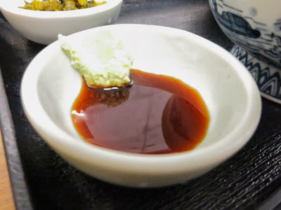 小皿の醤油とワサビ