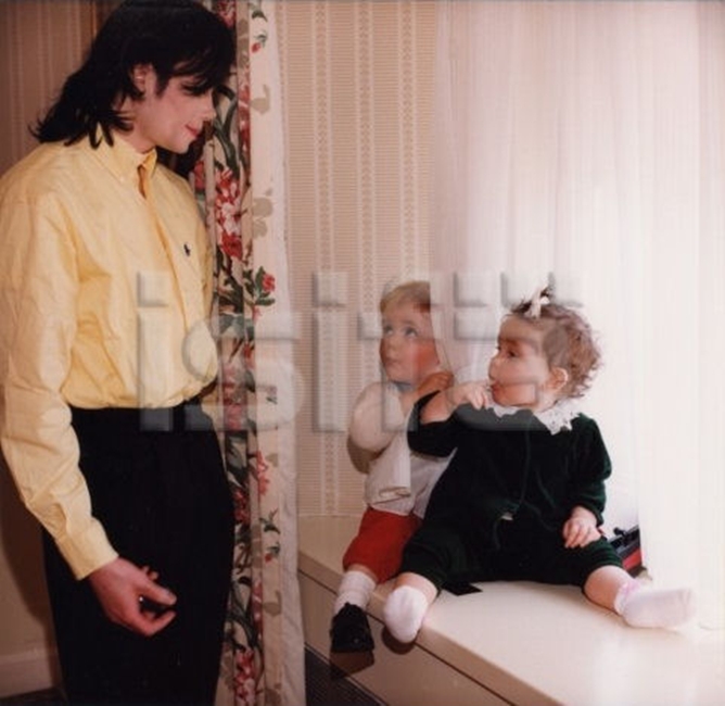 Ensaio fotográfico especial de Michael com Prince e Paris Is23538774Michael%252C%2520Prince%252C%2520Paris%2520and%2520Omer%25201999