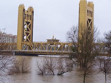 Tower Bridge a flood stage, Sacarmento -- sacratomatovillepost.com